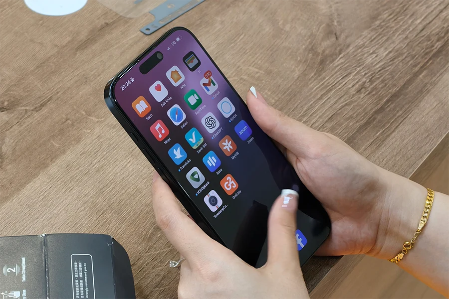 Cường lực iPhone Hoda 3D Curved Privacy hiển thị rõ ràng