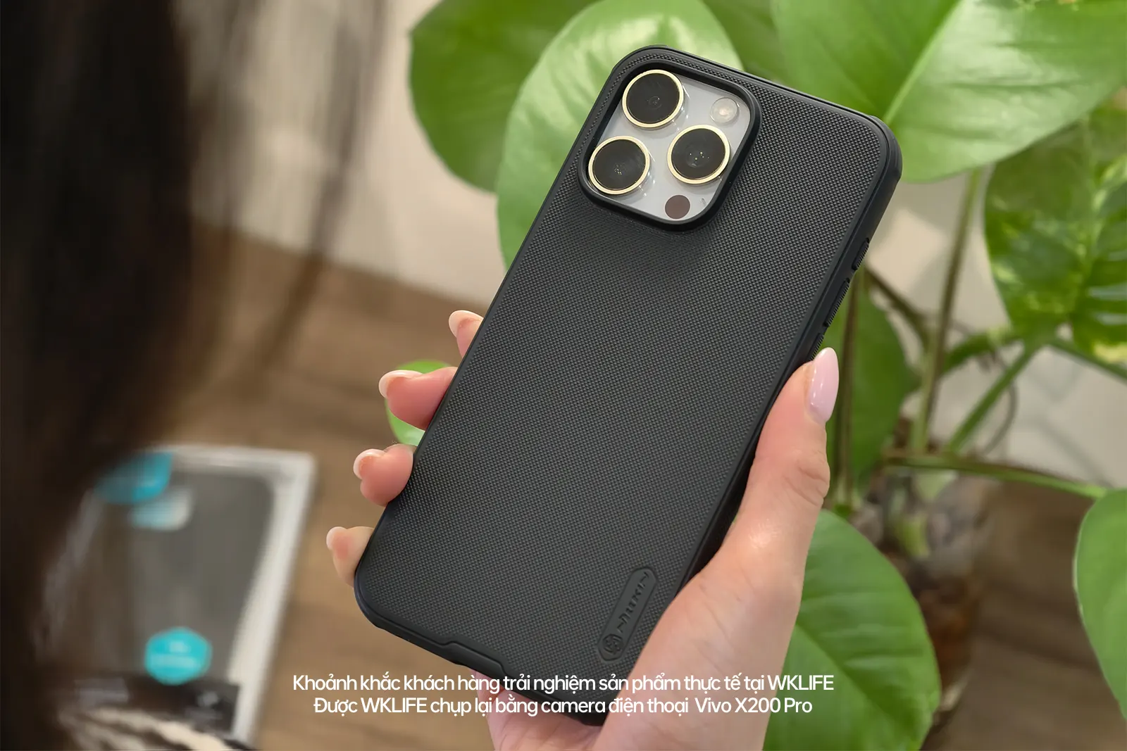 Op lung iphone Nillkin Super Frosted Shield Pro hinh thuc te 1