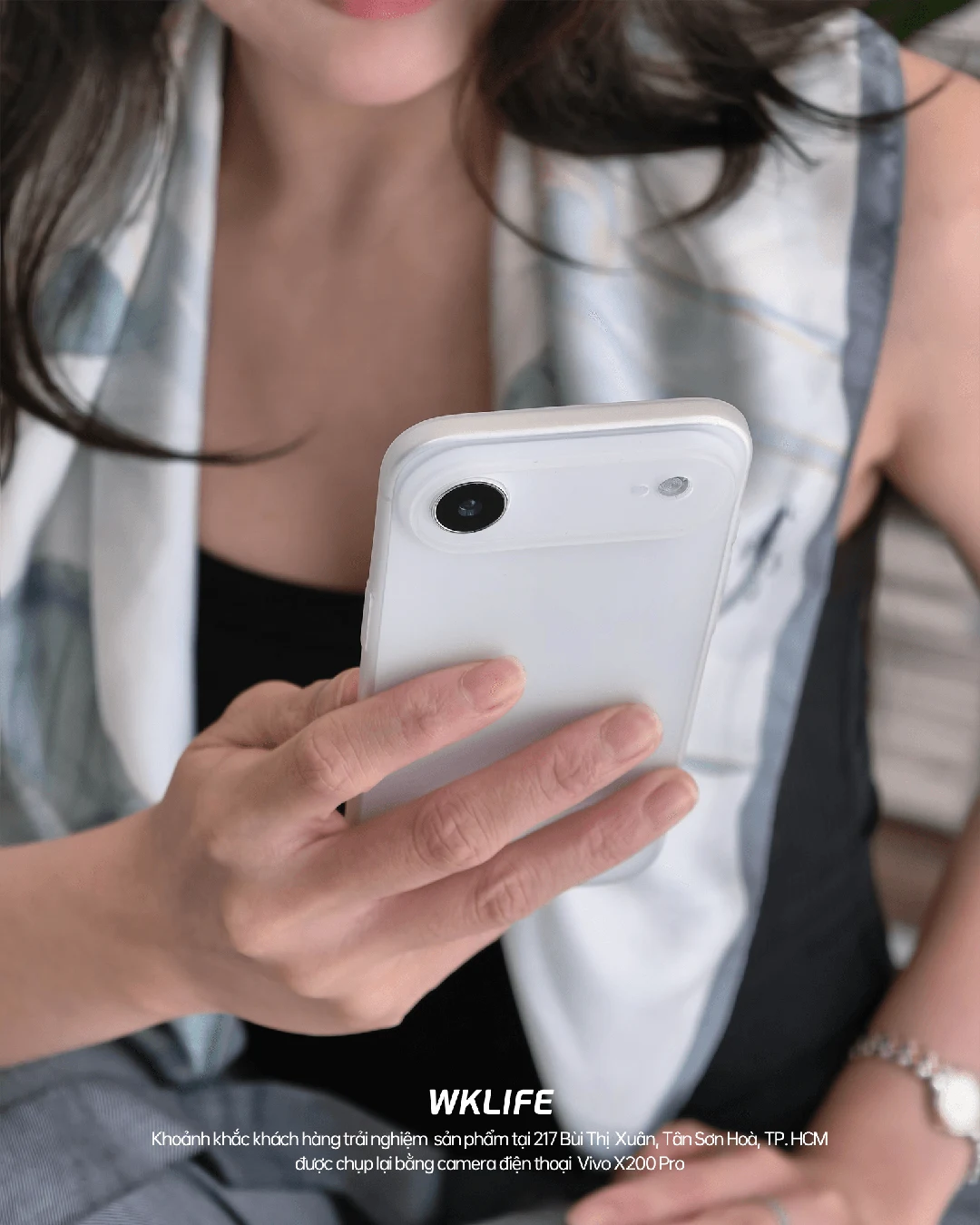 hình chụp trên tay ốp iPhone Air Memumi ultra slim 0.33mm