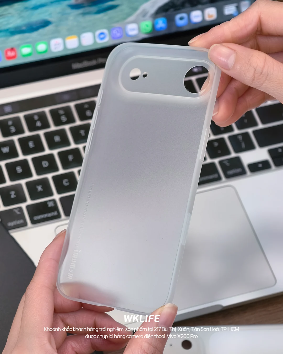 Hình chụp ốp iPhone Air Memumi ultra slim 0.33mm màu trắng nhám mờ siêu mỏng